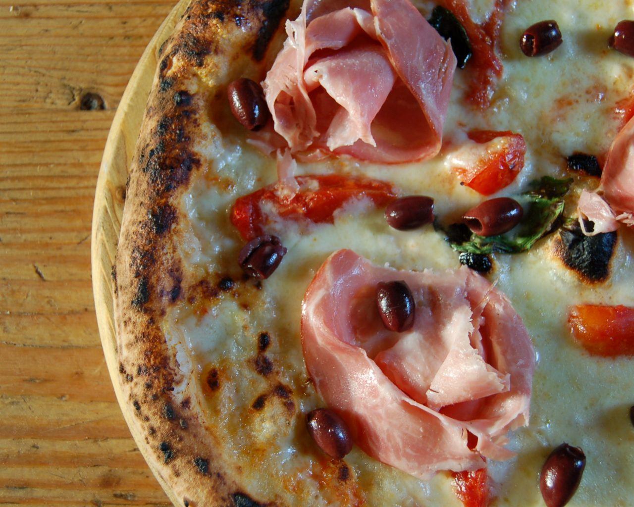 pizza con salame rosa